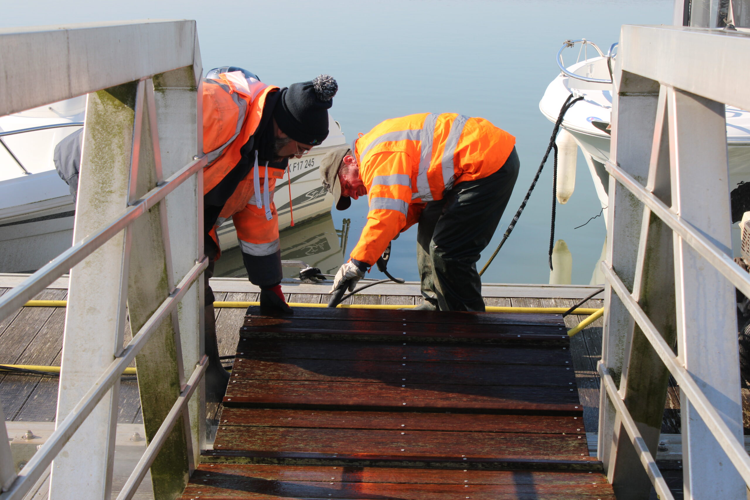 Le nettoyage des pontons a commencé sur les différents sites du Port